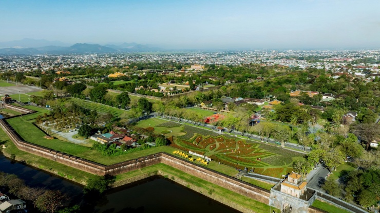 Choáng ngợp hình ảnh hàng vạn chậu hoa kết thành đóa sen khổng lồ ở Huế - 1