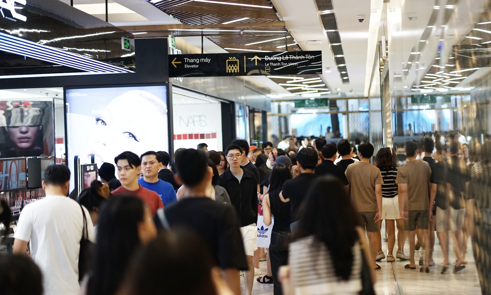 Choáng váng trước biển người đặc kịt tại TTTM ngày 1/1, muốn ăn uống phải đợi chờ gần cả tiếng- Ảnh 1.