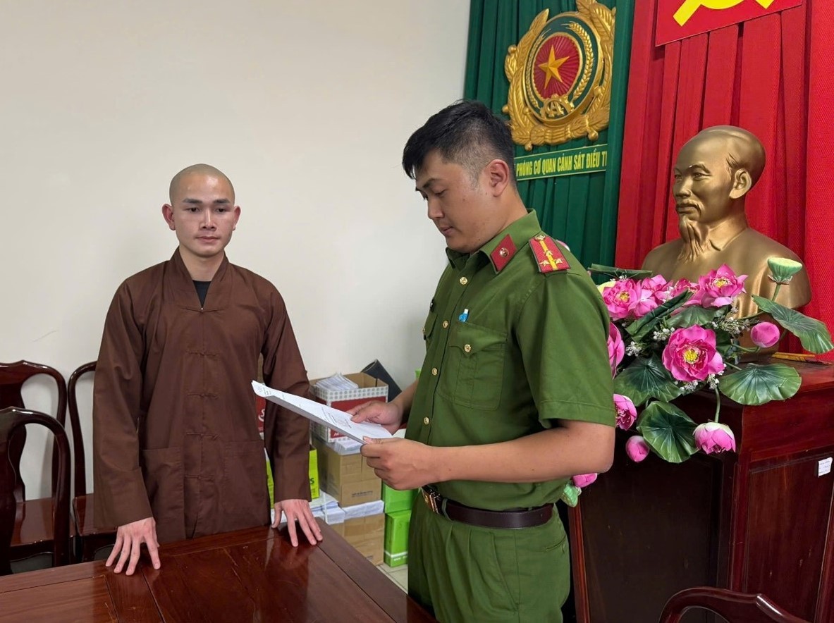 Chủ kênh TikTok Phú Tử xin lỗi về hành vi Gây rối trật tự công cộng - Ảnh 1.