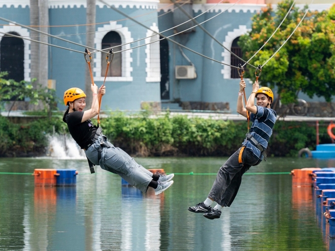 Khách hàng đang trải nghiệm một khu trò chơi mới của Đầm Sen triển khai từ cuối năm 2025. Ảnh: DSP