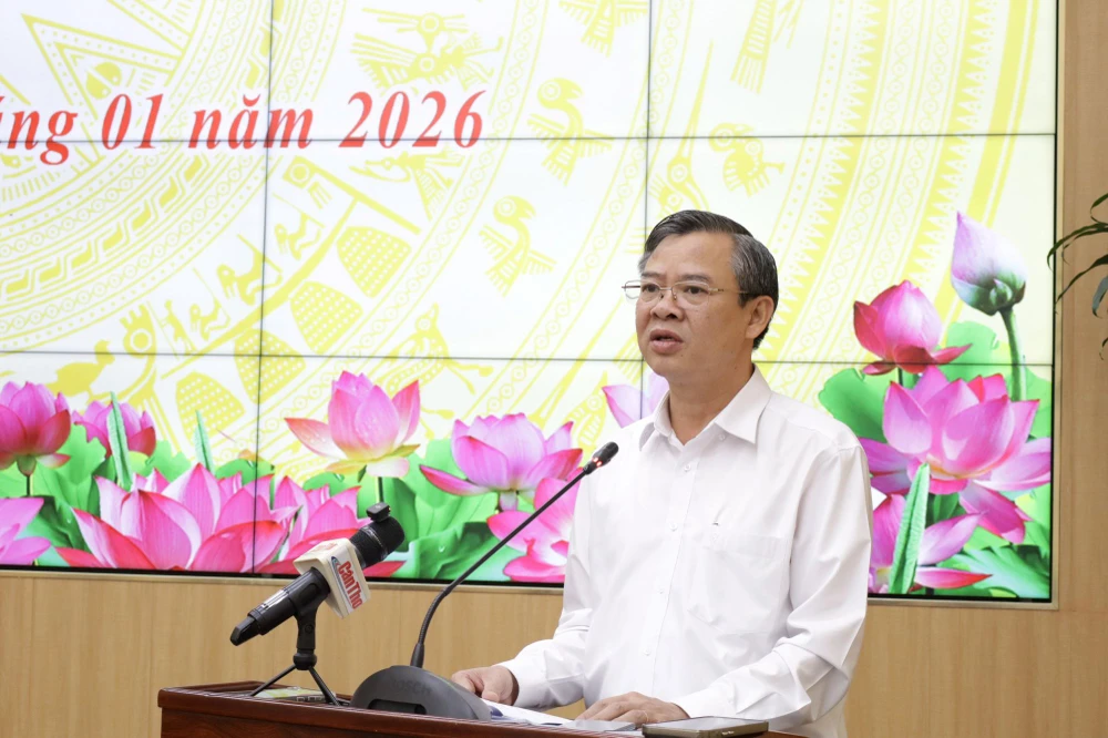 Chủ tịch UBND TP Cần Thơ Trương Cảnh Tuyên thông tin một số vấn đề báo chí nêu câu hỏi tại cuộc họp. Ảnh: NHẪN NAM chu-tich-can-tho.jpg