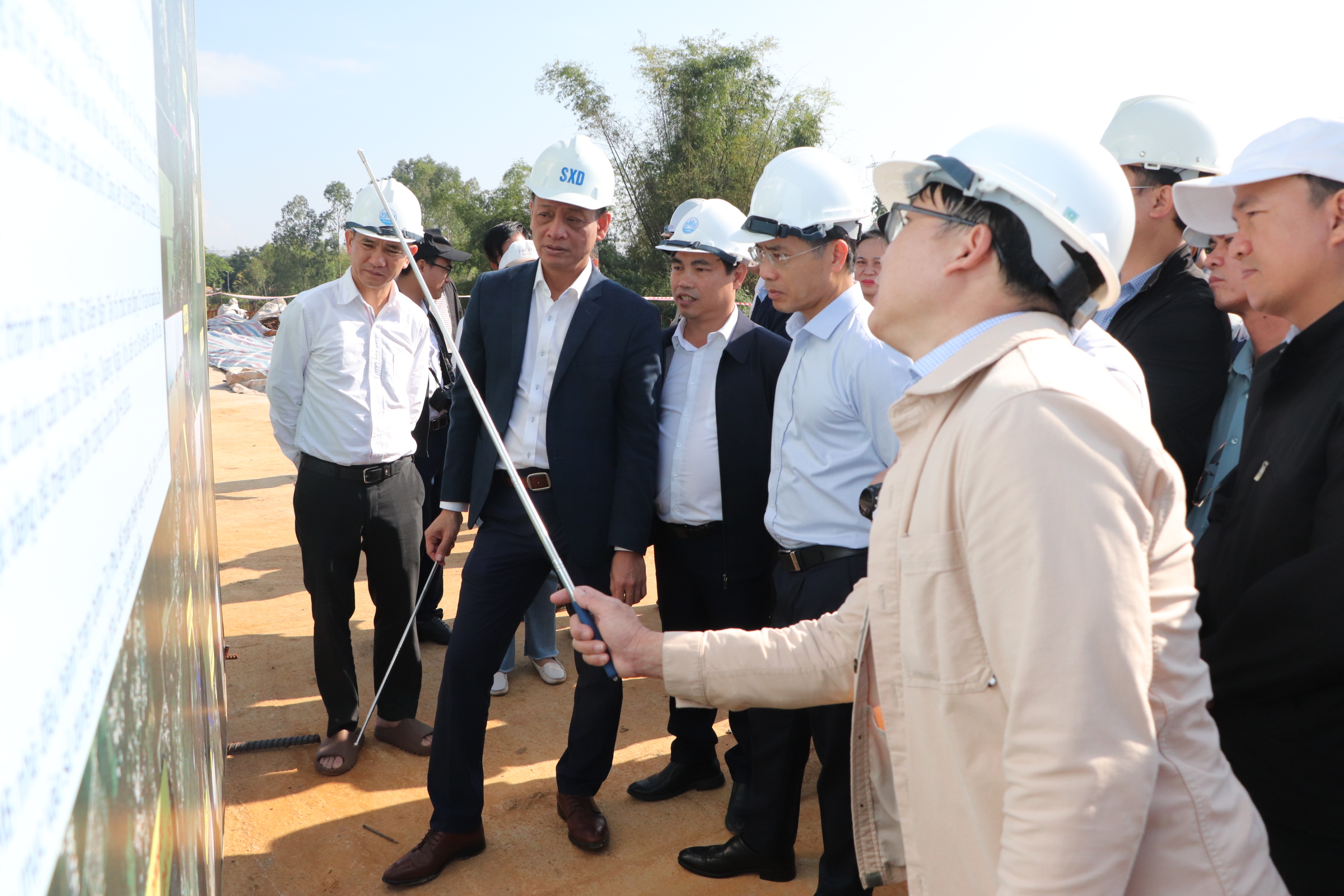 Chủ tịch Đà Nẵng kiểm tra dự án cầu Văn Ly ngày đầu năm mới 2026 - Ảnh 1. Chủ tịch Đà Nẵng kiểm tra dự án cầu Văn Ly ngày đầu năm mới 2026 - Ảnh 1.