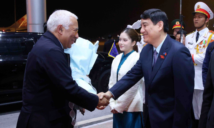 Chủ nhiệm Ủy ban Văn hóa và Xã hội của Quốc hội Nguyễn Đắc Vinh đón Chủ tịch Hội đồng châu Âu Antonio Costa tại sân bay Nội Bài hôm 28/1. Ảnh: TTXVN