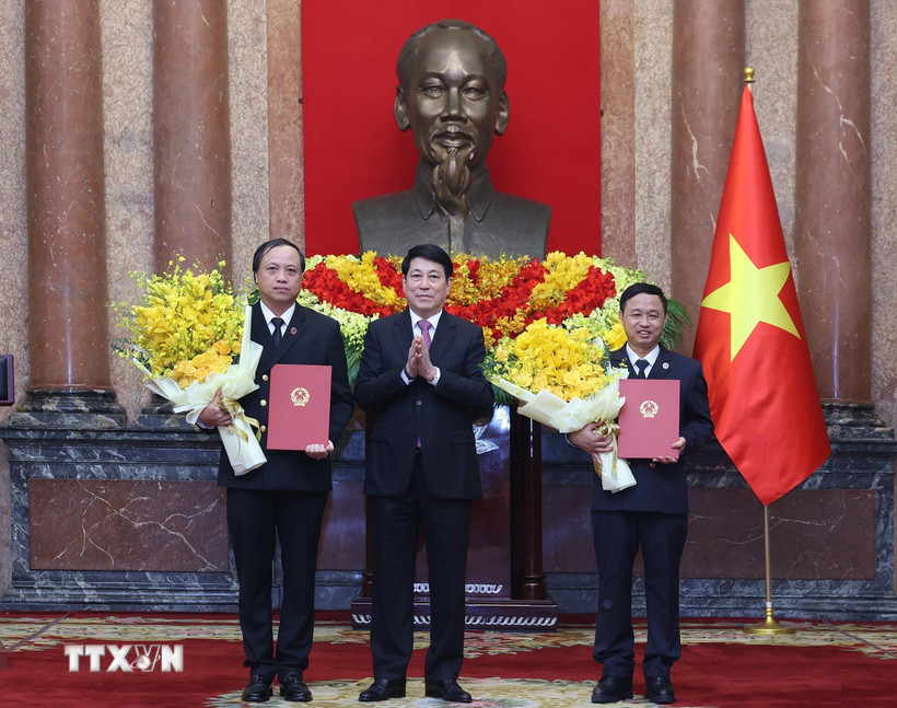 Chủ tịch nước trao quyết định bổ nhiệm 2 Phó Chánh án TAND Tối cao 1 Chủ tịch nước trao quyết định bổ nhiệm 2 Phó Chánh án TAND Tối cao - Ảnh 1.