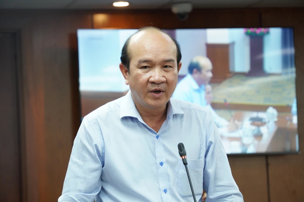 Ông Đào Quang Dương, Trưởng phòng Phòng Kinh tế Đất, Sở Nông nghiệp và Môi trường chia sẻ tại buổi họp báo. Ảnh: NQ tien-su-dung-dat.jpg