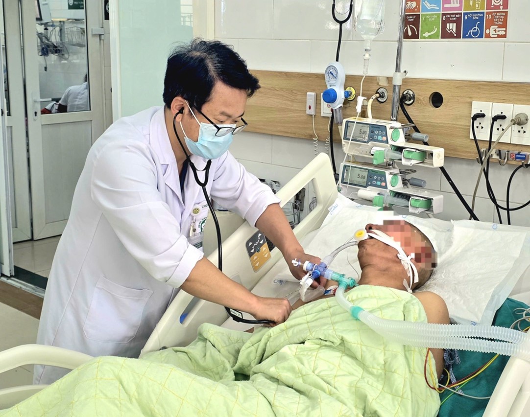 Chữa viêm xoang theo mạng xã hội, người đàn ông ngộ độc khí CO nặng - Ảnh 1.