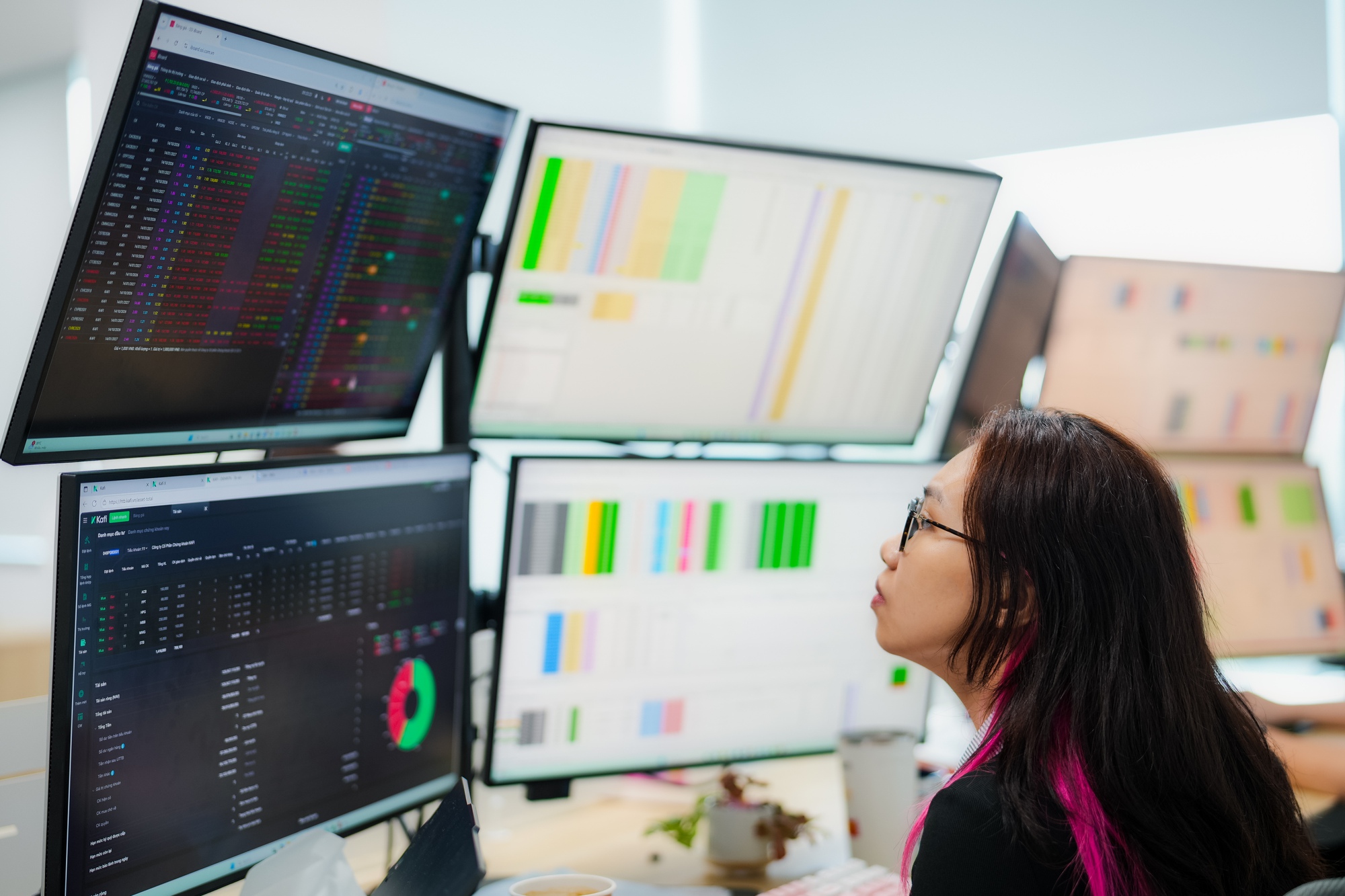 Chứng khoán đứt chuỗi tăng, VN-Index rơi khỏi mốc 1.900 điểm 1 VN-Index - Ảnh 1.