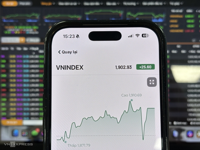 Nhà đầu tư đang theo dõi diễn biến VN-Index khi kết thúc phiên 13/1. Ảnh: Tất Đạt