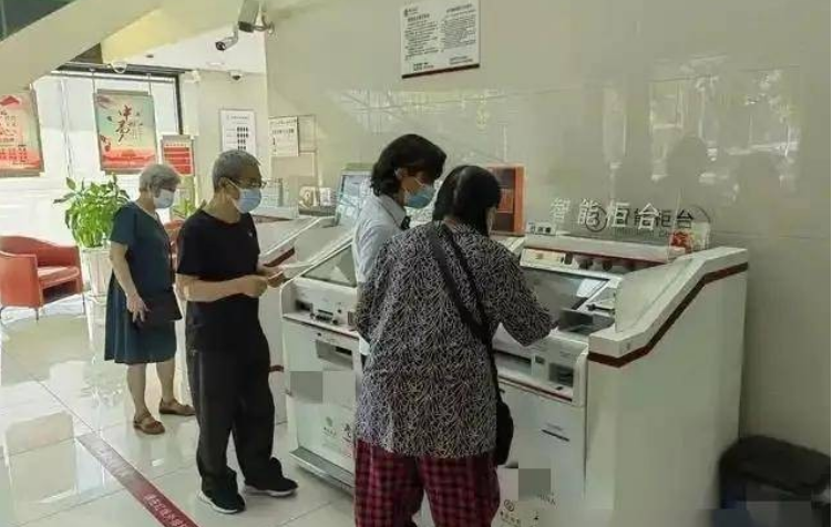 Khách gửi tiết kiệm 451 triệu đồng nhưng không được phát sổ, 2 tháng sau phát hiện đã mua bảo hiểm nhân thọ, ngân hàng khẳng định: “Chúng tôi làm đúng quy trình”- Ảnh 1. Khách gửi tiết kiệm 451 triệu đồng nhưng không được phát sổ, 2 tháng sau phát hiện đã mua bảo hiểm nhân thọ, ngân hàng khẳng định: “Chúng tôi làm đúng quy trình”- Ảnh 1.