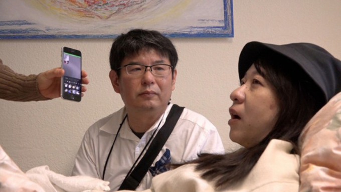 Mayumi trò chuyện với con gái qua video trước khi tự tay nhấn nút tiêm và thanh thản đi vào giấc ngủ ngàn thu. Ảnh: Fuji TV