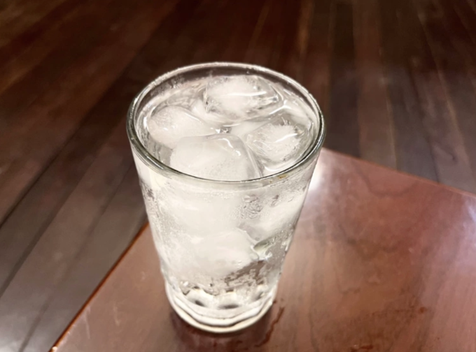 Việc nạp quá nhiều thực phẩm và nước uống có tính lạnh sẽ làm tổn hại vị khí. Ảnh minh họa: Ly Nguyễn