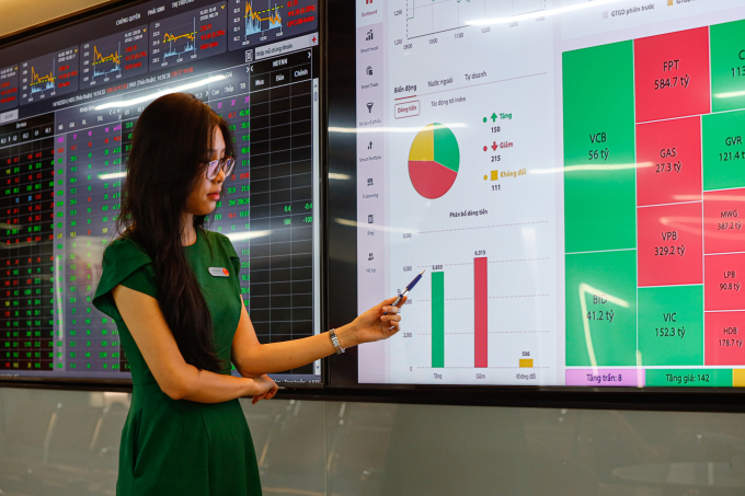 Một khách hàng đang theo dõi chứng khoán. Ảnh: Quỳnh Trần