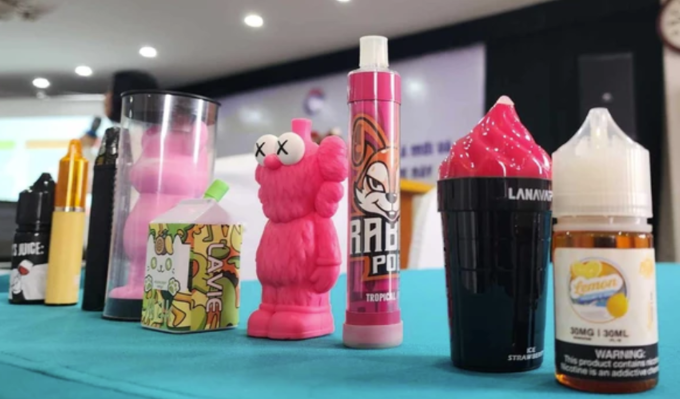 Một số mẫu thuốc lá điện tử với những hình dáng bắt mắt. Ảnh: Tuấn Lâm