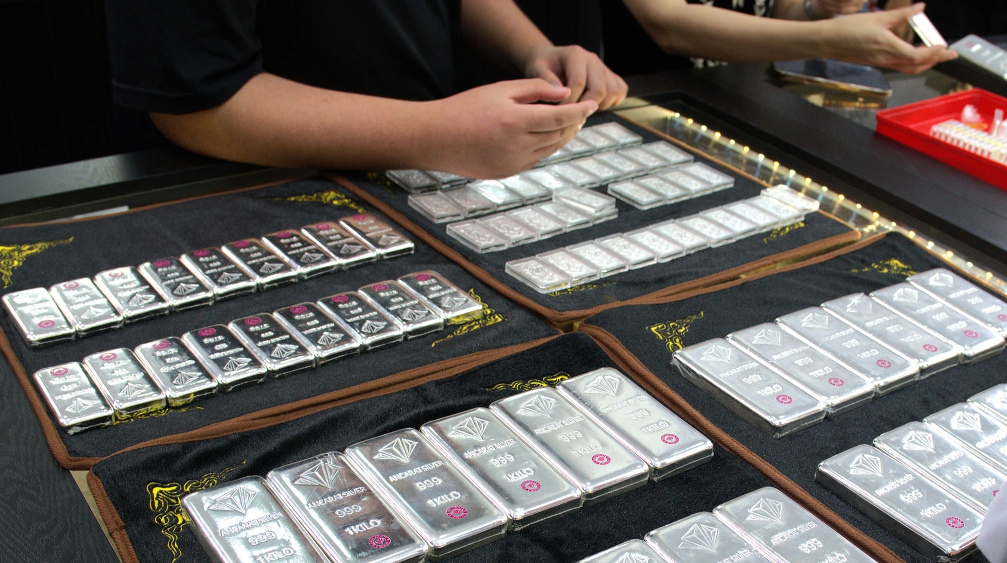 Kịch bản giá bạc đảo chiều đột ngột: Thị trường tài chính 2026 - Ảnh 1.