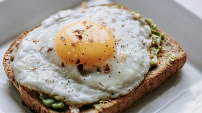 Bánh mì nướng kèm bơ và trứng giúp quá trình hấp thụ glucose sẽ diễn ra tương đối chậm hơn. Ảnh: Unsplash