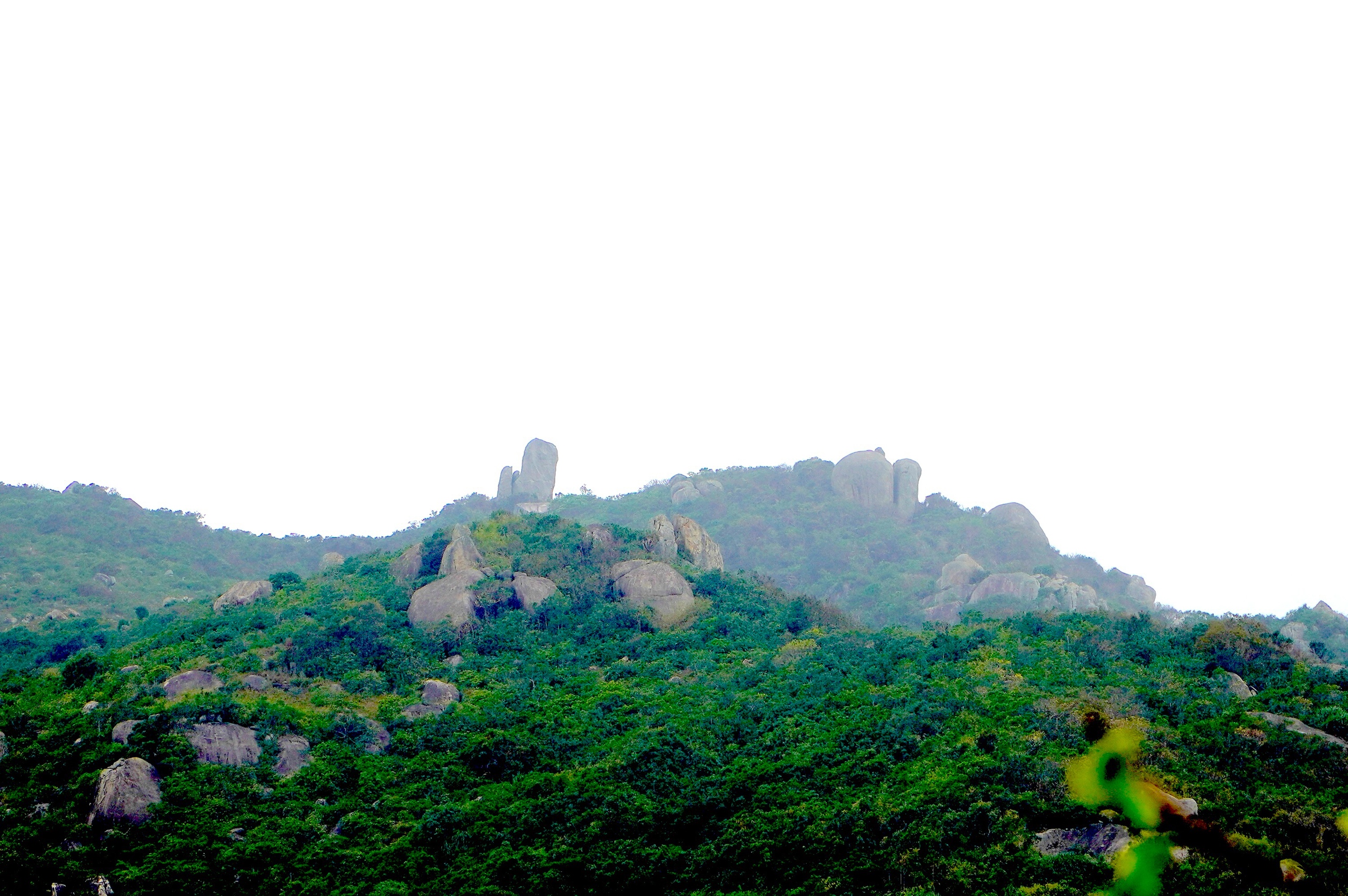 Chuyện 'người đàn bà hóa đá' trên dãy núi Bà ở biển Gia Lai- Ảnh 1.