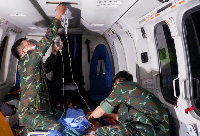 Bệnh nhân được theo dõi trên trực thăng. Ảnh: Bệnh viện cung cấp