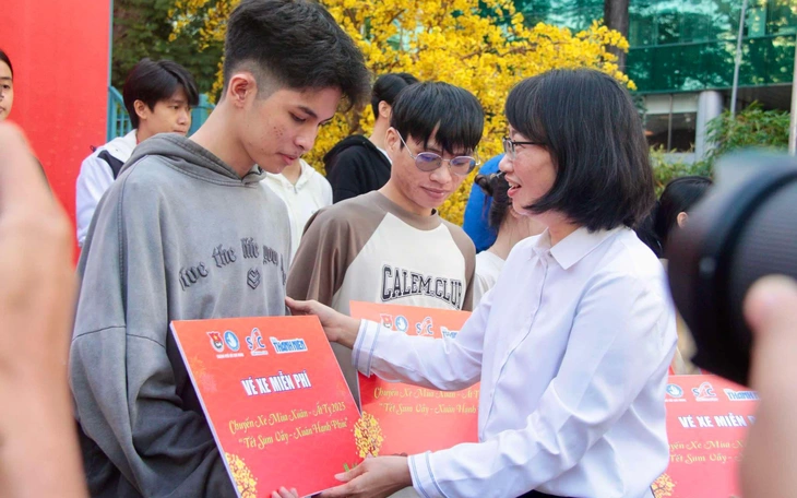 Chuyến xe mùa xuân: Chở giấc mơ sum họp ngày Tết - Ảnh 2.