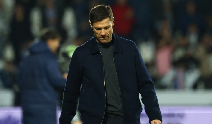 Cổ động viên Real Madrid thất vọng vì HLV Xabi Alonso bị sa thải - Ảnh 1.