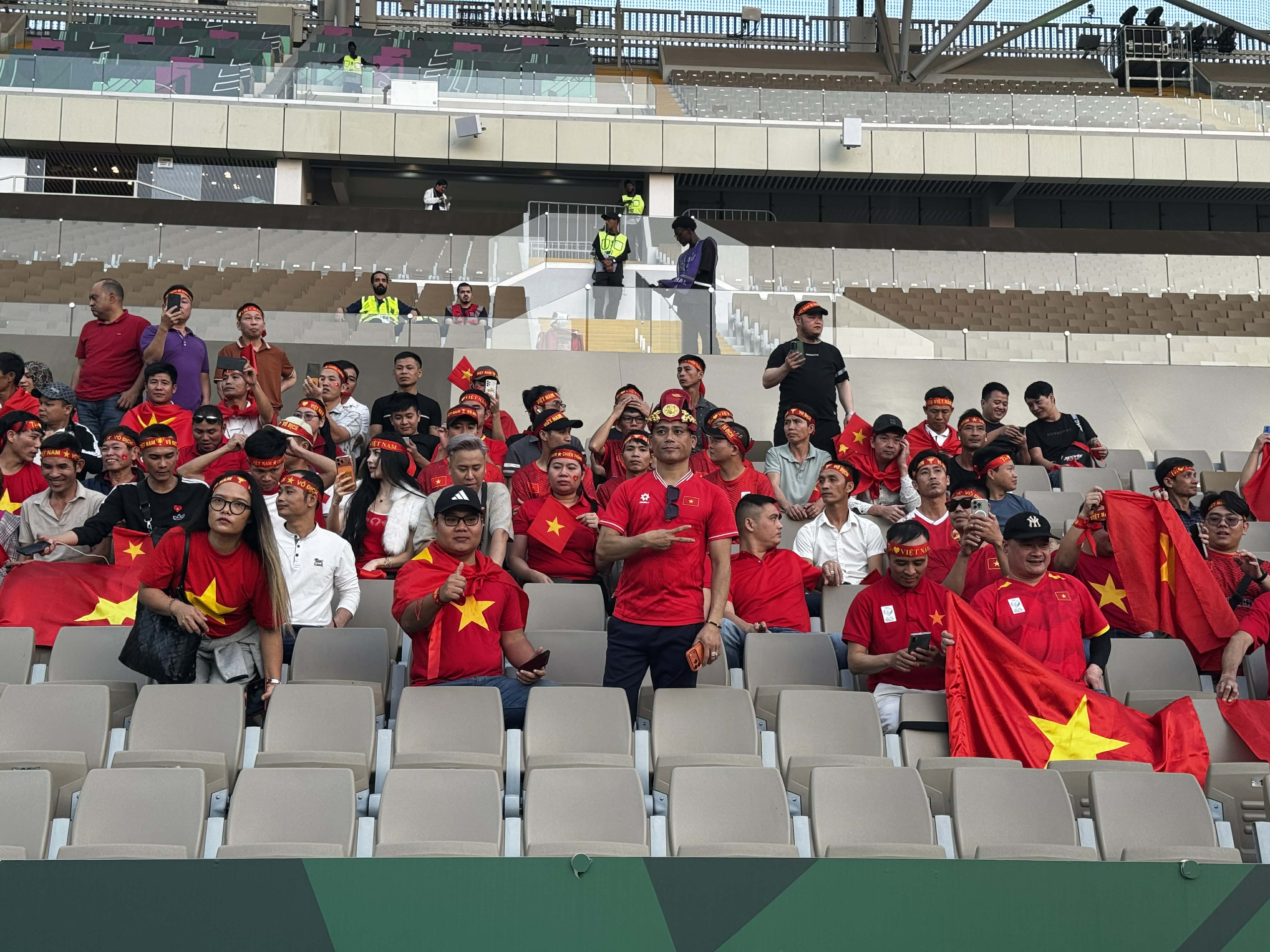 Cổ động viên Việt Nam áp đảo cổ động viên Trung Quốc trên sân - Ảnh 9.