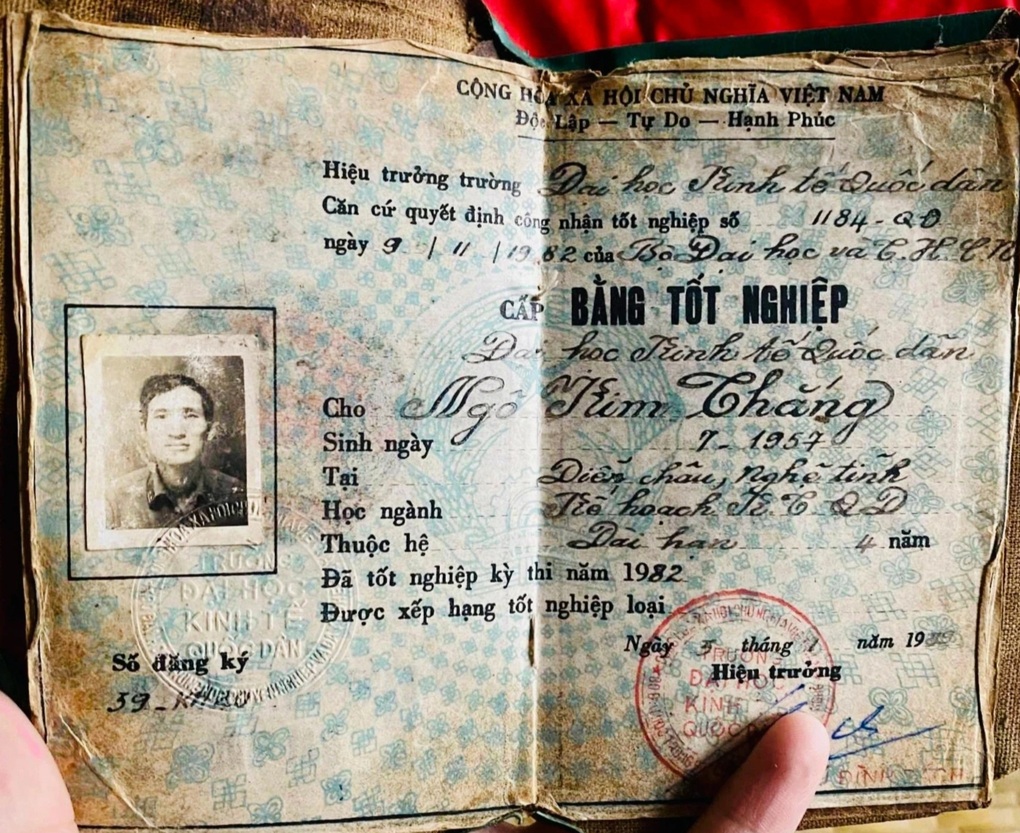 Cô gái khoe bố sở hữu bằng đại học hàng hiếm, ông là diễn viên đời đầu - 1