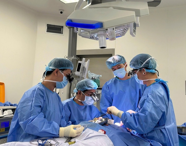 Các bác sĩ thực hiện ca phẫu thuật cắt và tái tạo lưỡi bị ung thư cho người bệnh