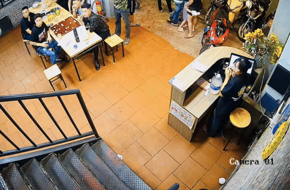 Cô gái trượt chân, ngã ở cầu thang được chủ quán tại Hà Nội kịp đỡ - 1