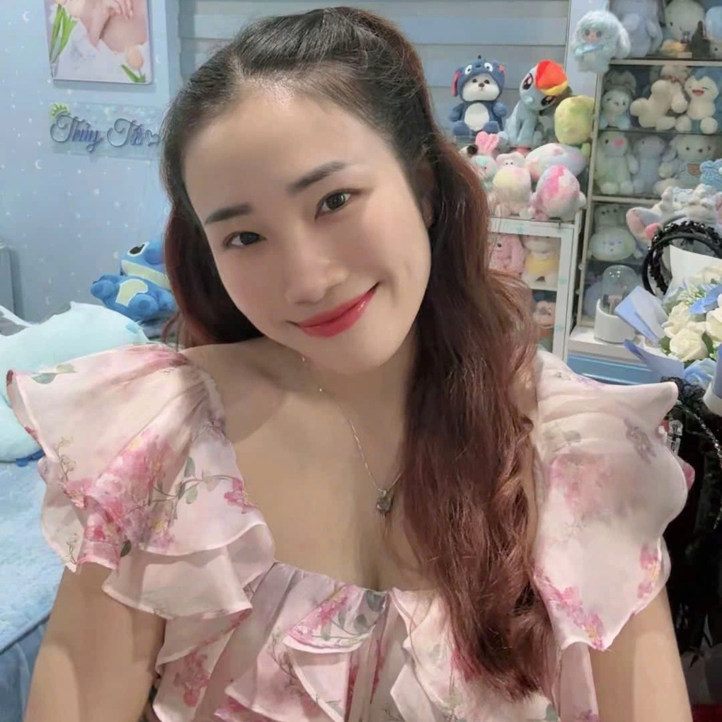 Cô gái trượt chân, ngã ở cầu thang được chủ quán tại Hà Nội kịp đỡ - 2