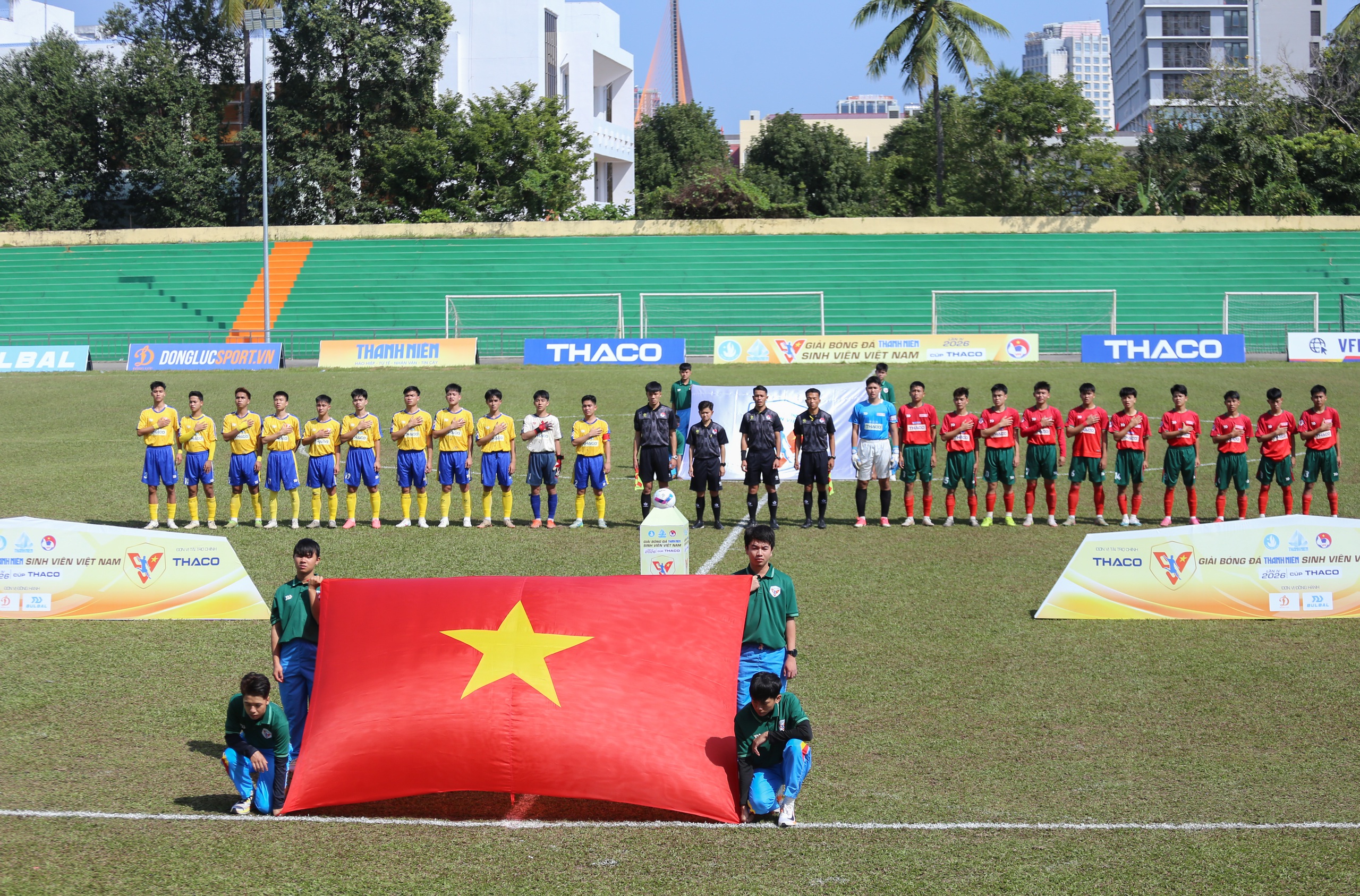 Cô gái vượt ngàn cây số để chụp ảnh cho đội bóng đến từ Cố đô Huế- Ảnh 1.