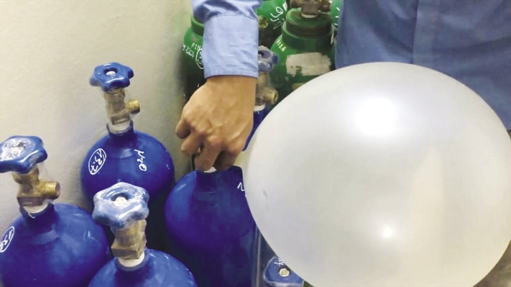 Cô gái xách theo bình khí cười đi... cai nghiện - 1