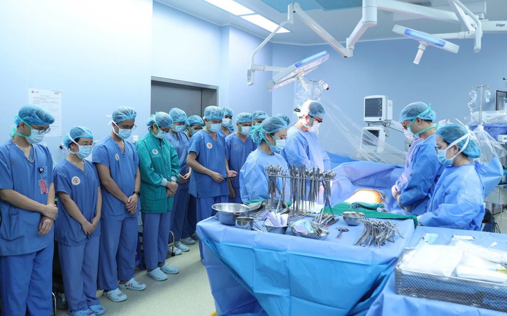 Cô giáo người Mông hiến gan cứu chồng: ‘3 mẹ con cần anh’ - Ảnh 2.