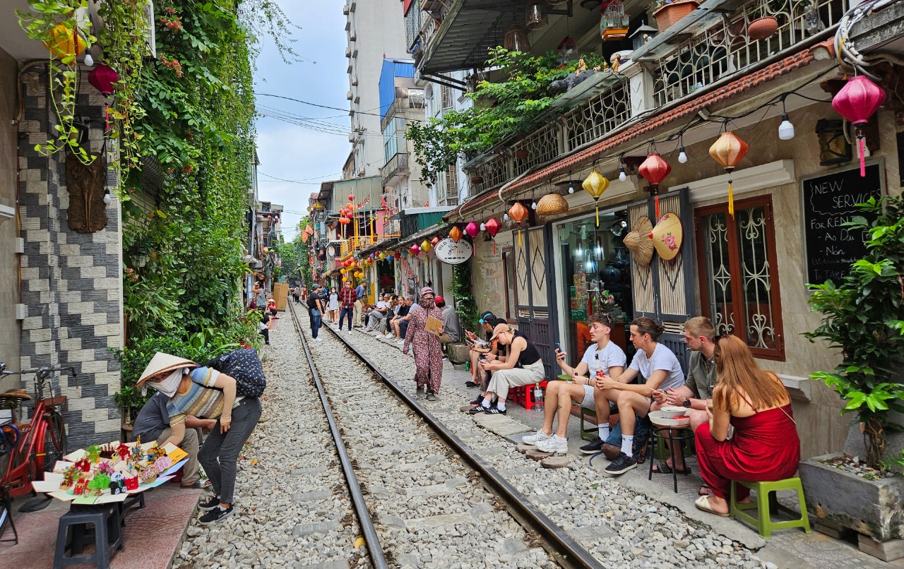 Có nên dừng chạy tàu qua trung tâm Hà Nội để cải tạo khu phố cổ? - Ảnh 1.