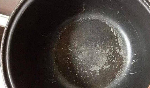 Khi nồi cơm điện bị trầy lớp chống dính, có thể tồn đọng lại một số mảnh vụn Teflon nhỏ trong nồi cơm.