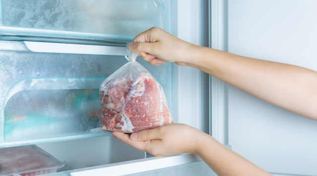 Có nên rửa thịt trước khi cho vào tủ lạnh không? 5 Tốt nhất bạn nên đặt thịt ở khu vực lạnh nhất trong ngăn mát, tránh để gần cửa tủ để nhiệt độ không bị thay đổi khi mở tủ.