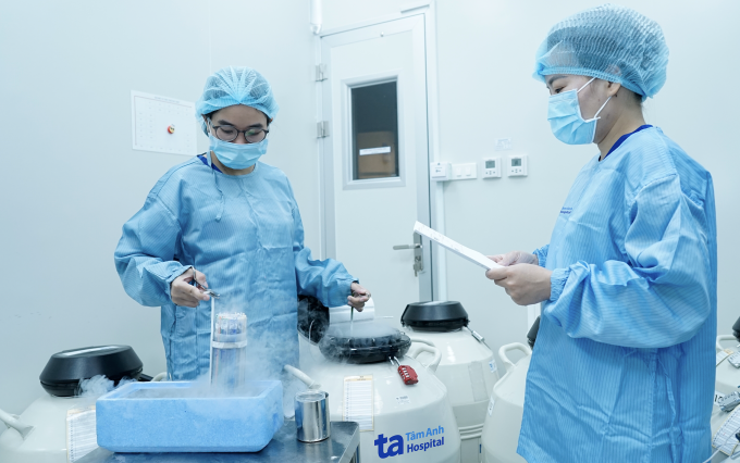Chuyên viên phôi học thực hiện trữ đông trứng tại IVF Tâm Anh TP HCM. Ảnh: Bệnh viện cung cấp