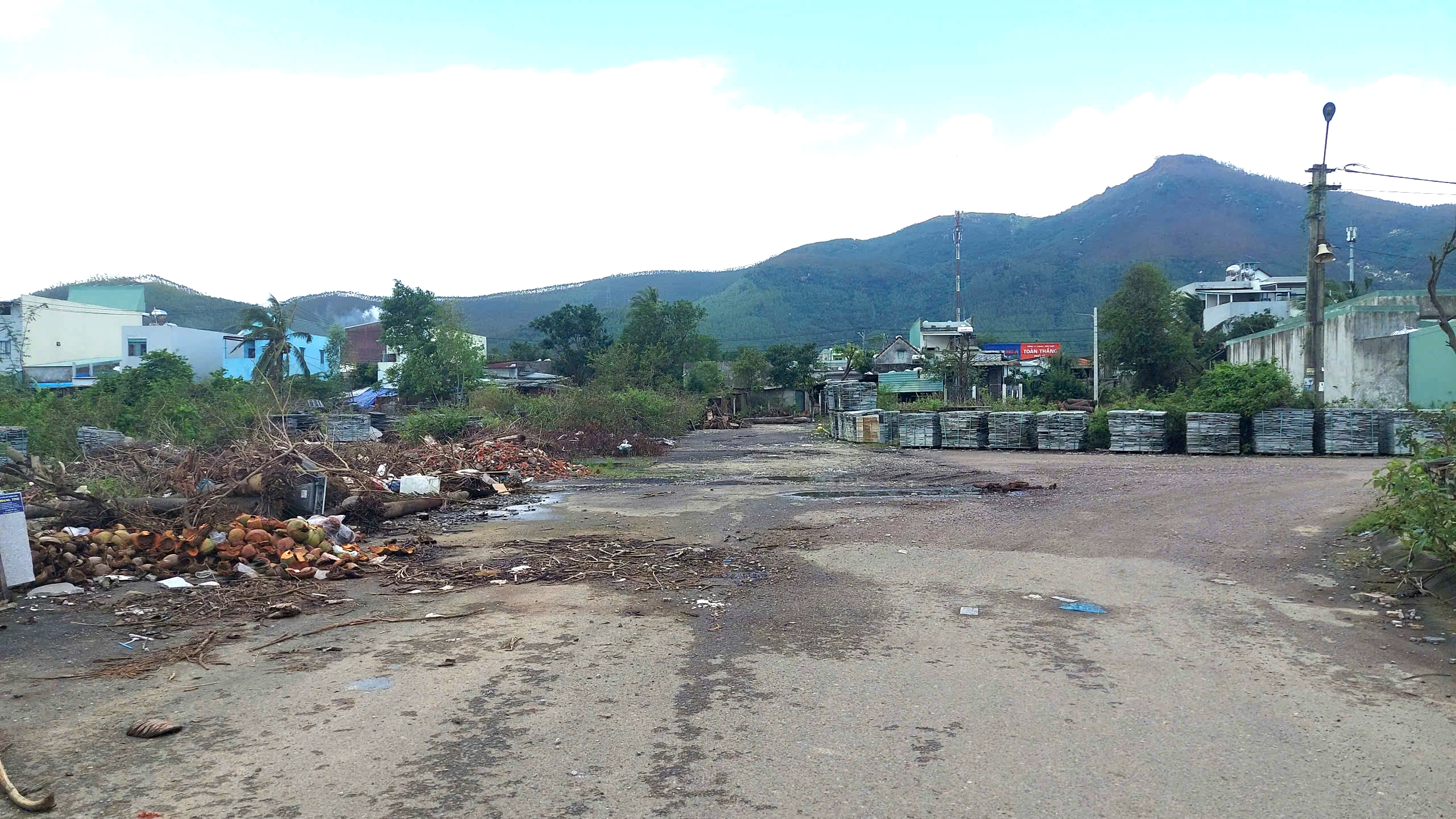 Cơ sở phế liệu, gia công đá “bủa vây” khu tái định cư - Ảnh 4.