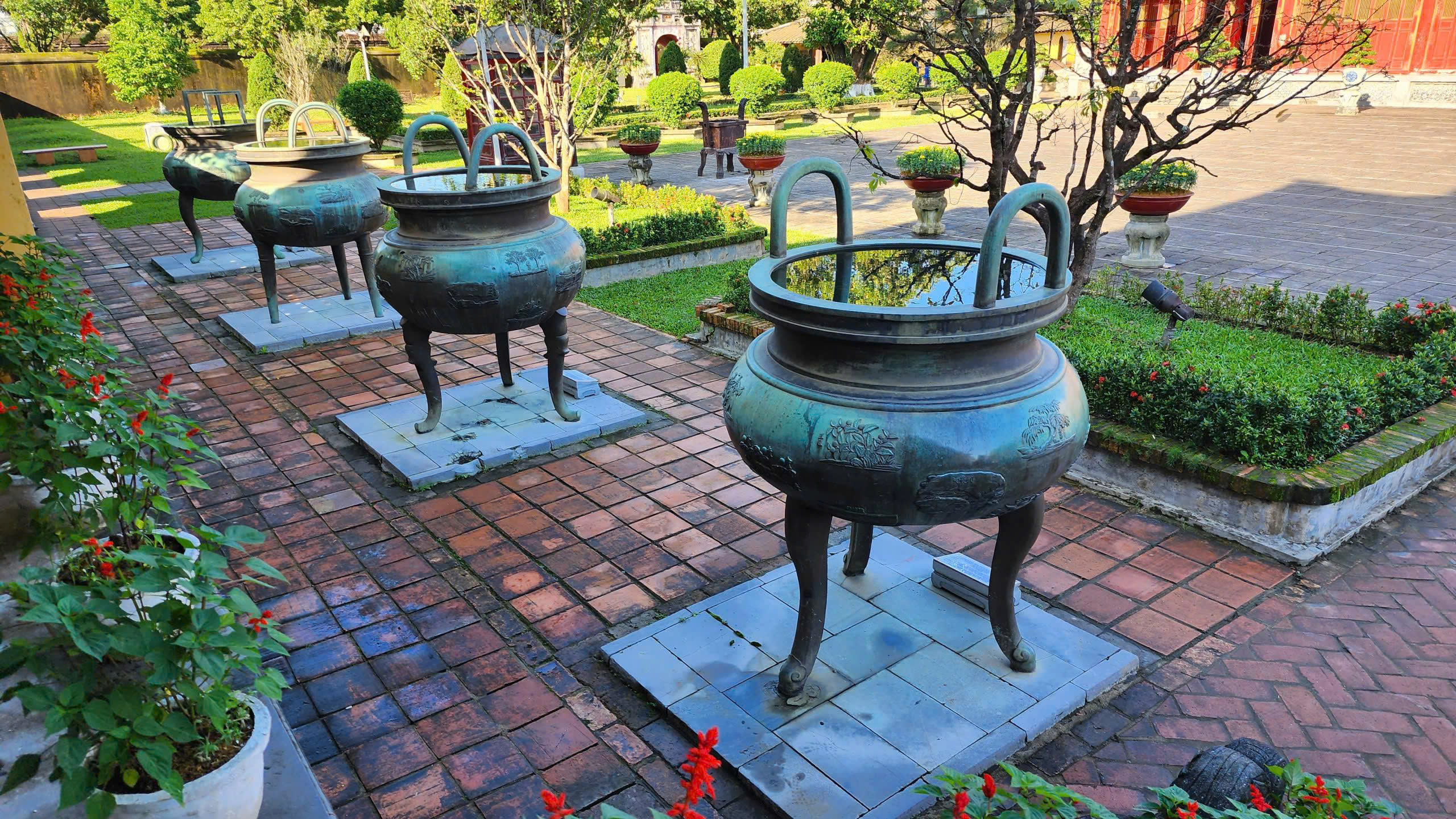 Cổ vật - Di sản quốc gia: Đặc sắc bảo vật nhà Nguyễn - Ảnh 1. Cổ vật - Di sản quốc gia: Đặc sắc bảo vật nhà Nguyễn - Ảnh 1.