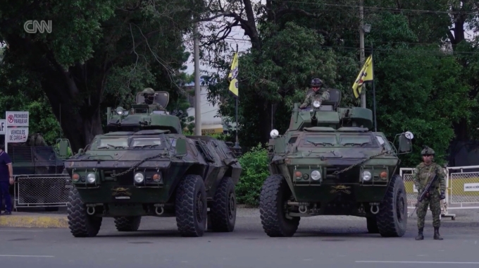 Thiết giáp được triển khai đến cửa khẩu Cucuta, giữa Colombia và Venezuela ngày 4/1. Ảnh: CNN