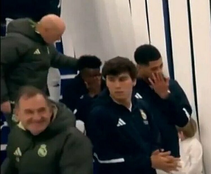 Vinicius (góc xa) ôm mặt khi được đồng đội và HLV thể lực Pintus động viên. Ảnh chụp màn hình