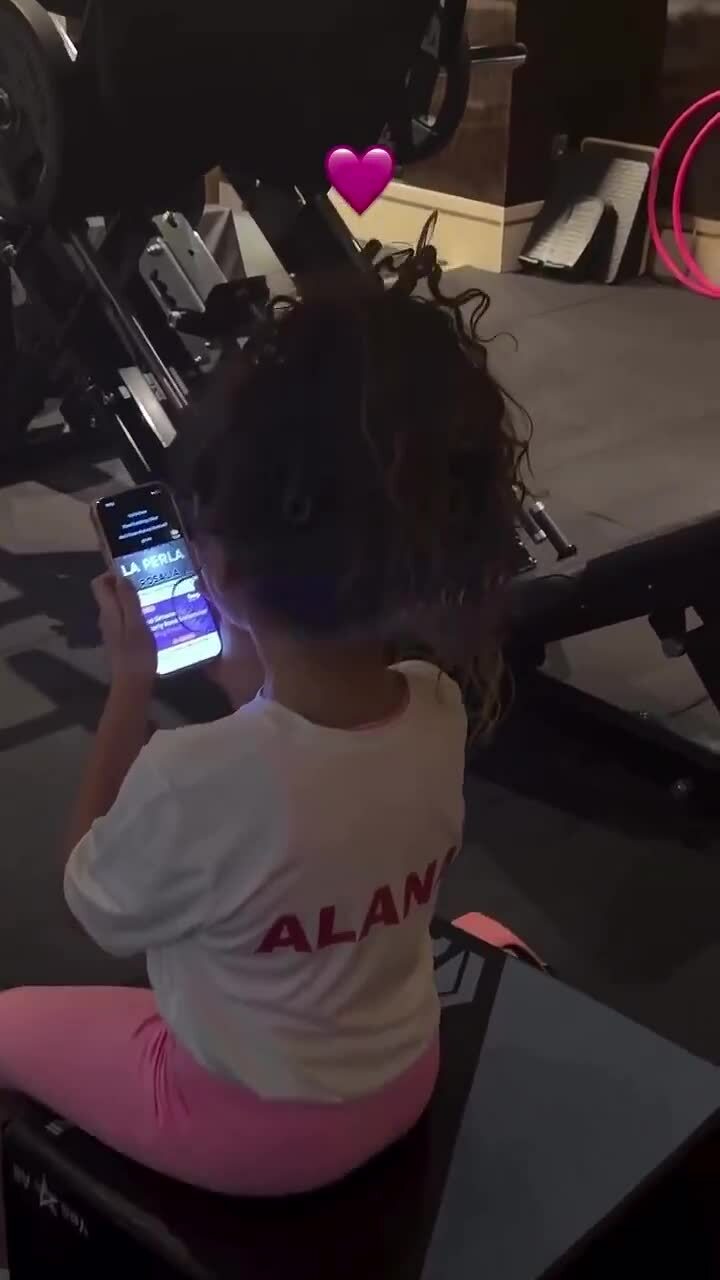 Con gái Cristiano Ronaldo hát 'My Heart Will Go On'