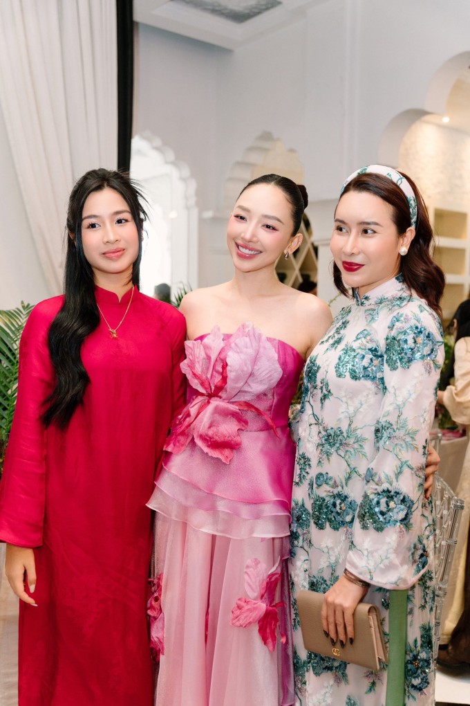 Mina khoe sắc bên ca sĩ Tóc Tiên và mẹ tại sự kiện.