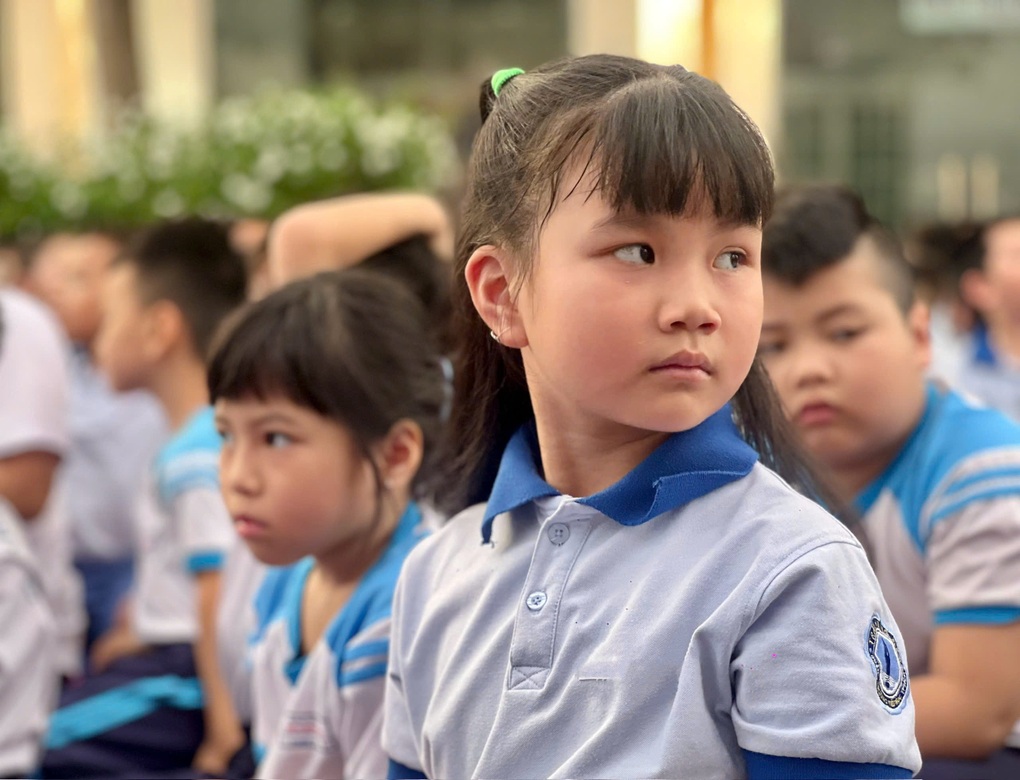 Con thi học kỳ I toàn điểm 9-10, phụ huynh vẫn lo con rớt xuất sắc - 1