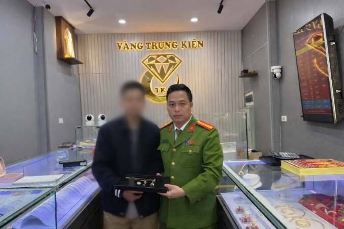 Công an Hà Nội ập vào một tiệm vàng trên phố Trung Kính- Ảnh 2.
