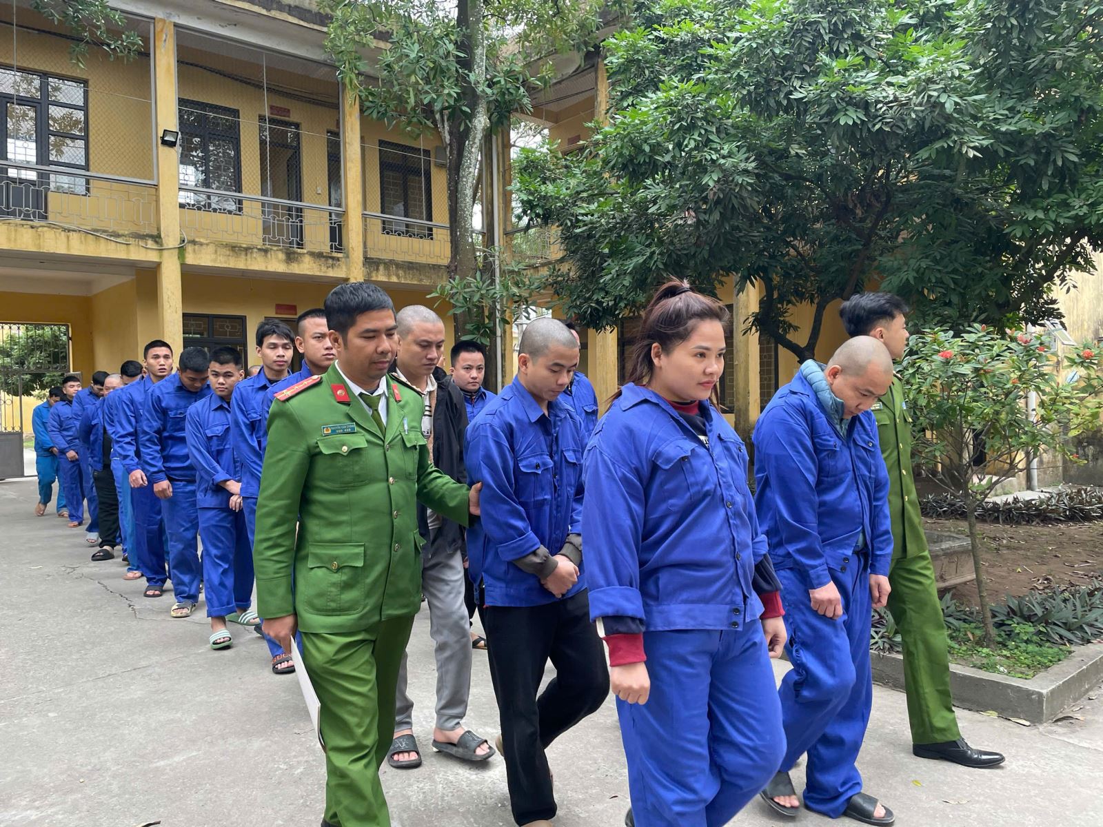 Công an Hưng Yên thông tin vụ lừa đảo và đánh bạc quy mô 9.300 tỉ đồng, đã khởi tố 35 người - Ảnh 1.