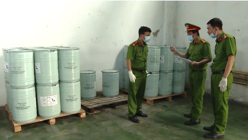 Công an TP.HCM điều tra đường dây mua bán trái phép chất cực độc xyanua- Ảnh 1.