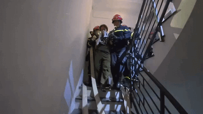 Công an TP.HCM giải cứu 2 người mắc kẹt trong vụ cháy tòa nhà spa, massage- Ảnh 1.