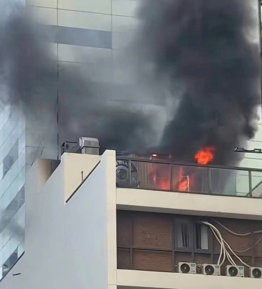 Công an TP.HCM giải cứu 2 người mắc kẹt trong vụ cháy tòa nhà spa, massage- Ảnh 5.