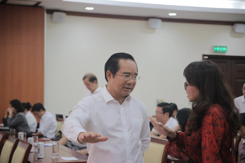 Chủ tịch UBND TP.HCM Nguyễn Văn Được trao đổi với đại biểu tại hội nghị. Ảnh: THANH TUYỀN IMG_0245.JPG