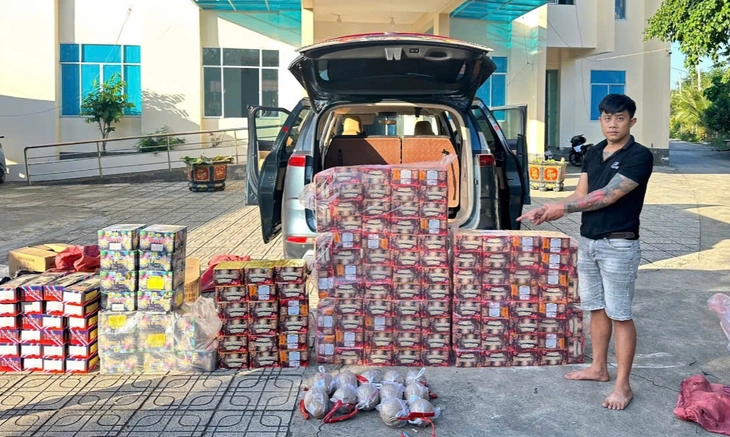 Công an TP.HCM thu giữ hơn 771kg pháo nổ, 54.000 bao thuốc lá lậu dịp cận Tết - Ảnh 1.