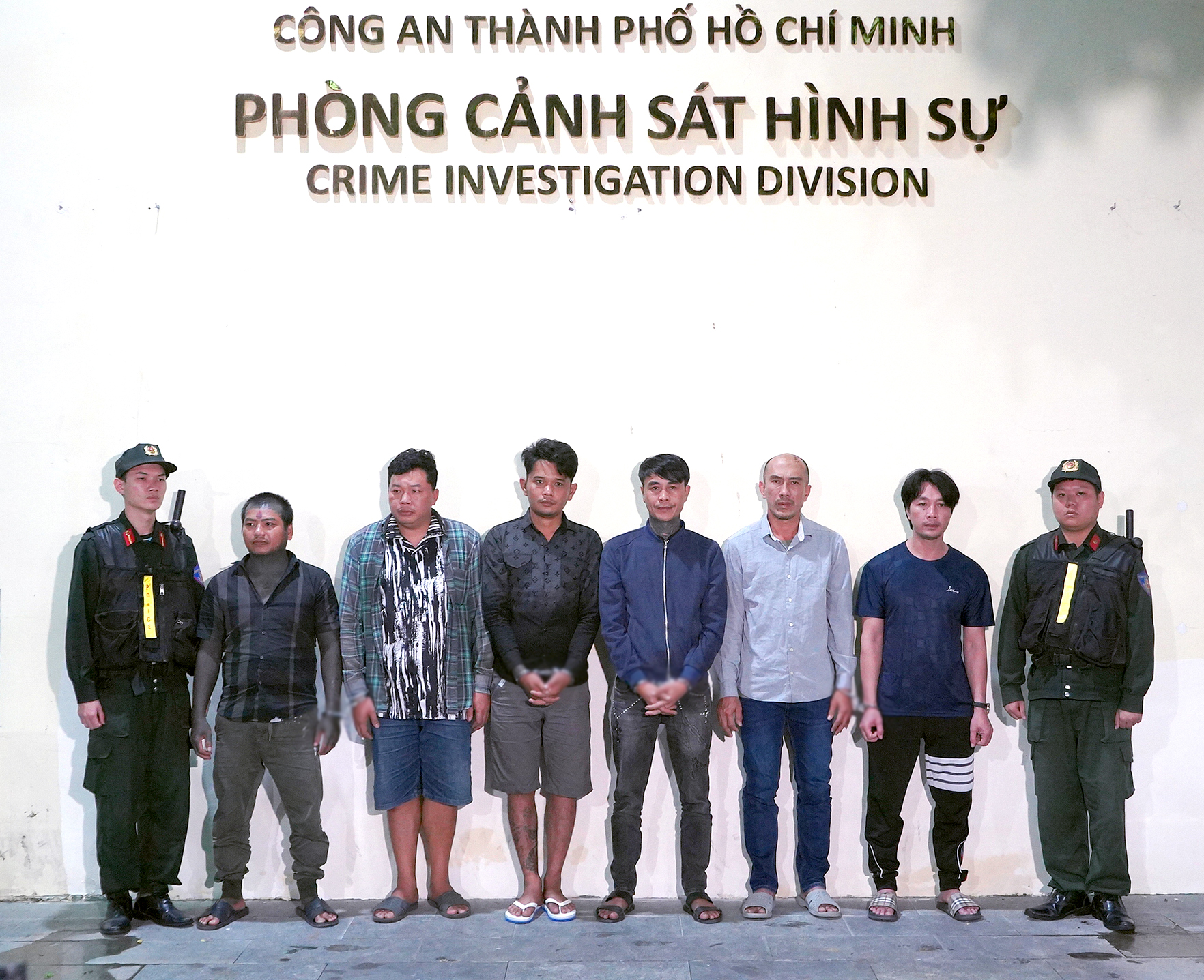 Công an TP.HCM tung 'cú đấm thép', xóa loạt băng nhóm núp bóng doanh nghiệp, lừa người qua Campuchia - Ảnh 1.